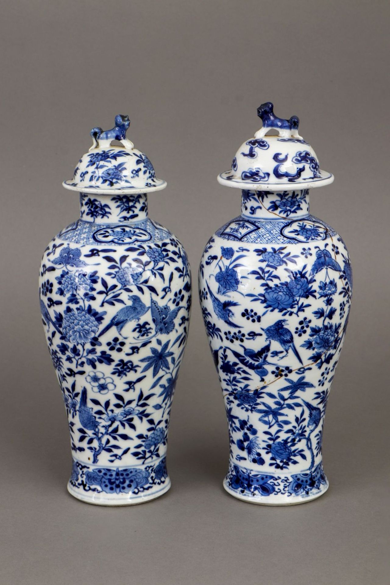 Paar chinesische Porzellan-Deckelvasen