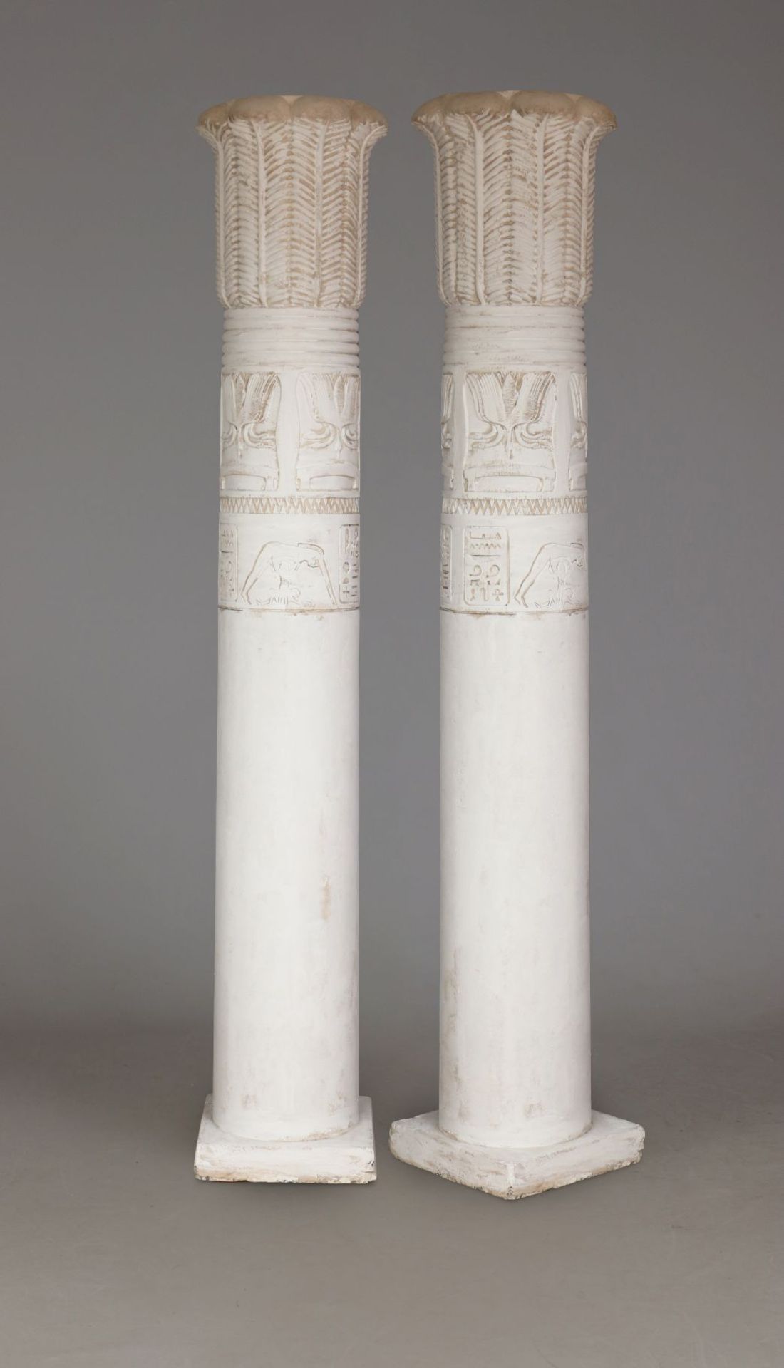 2 dekorative Säulen im alt-ägyptischem Stil