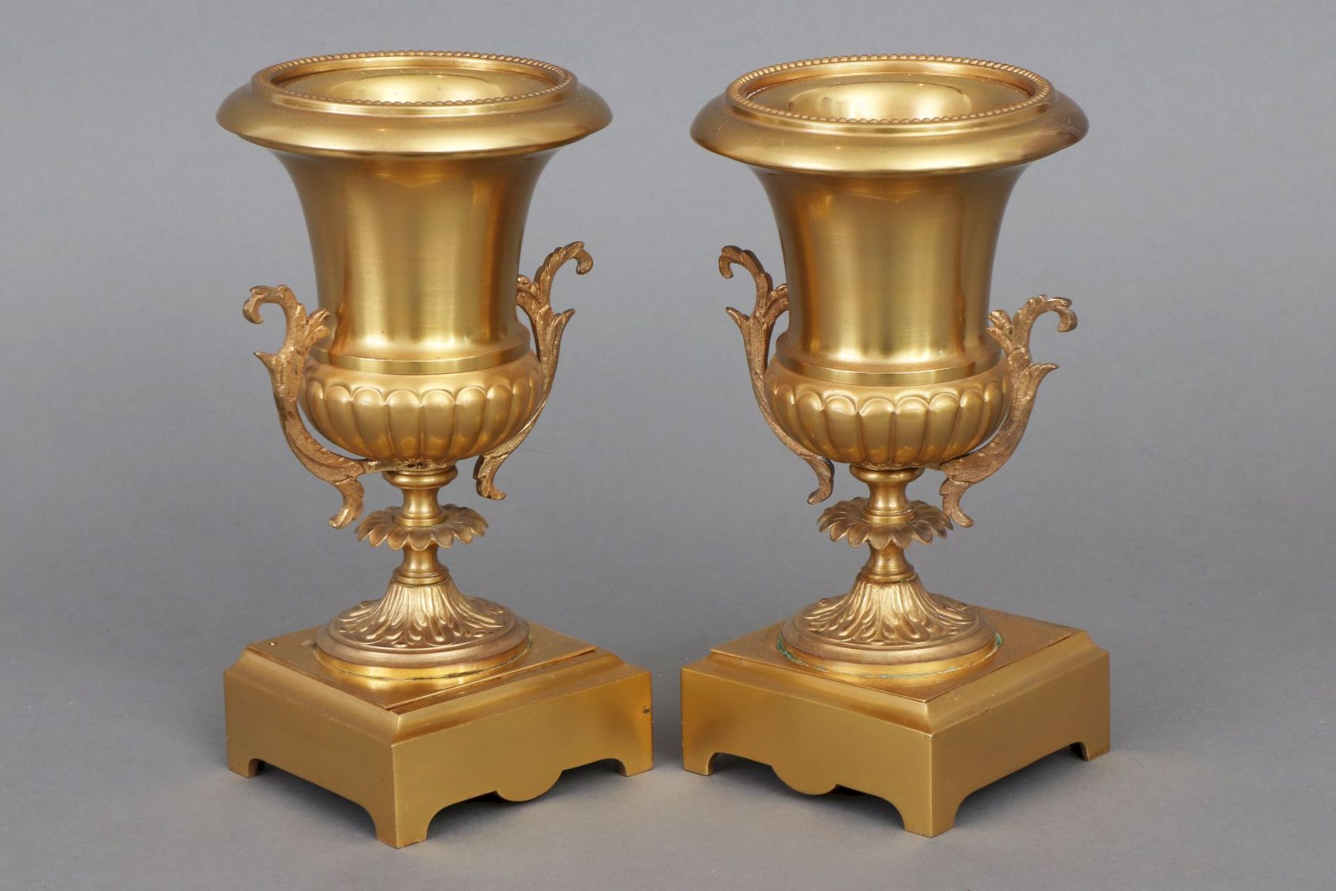 Paar vergoldete Bronzeamphoren