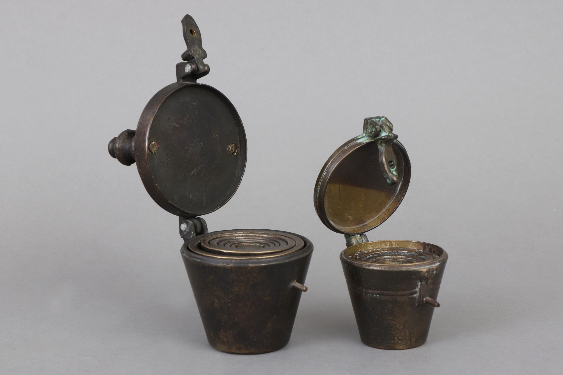 2 Bronze Bechergewichte des 18. Jahrhunderts - Image 2 of 4
