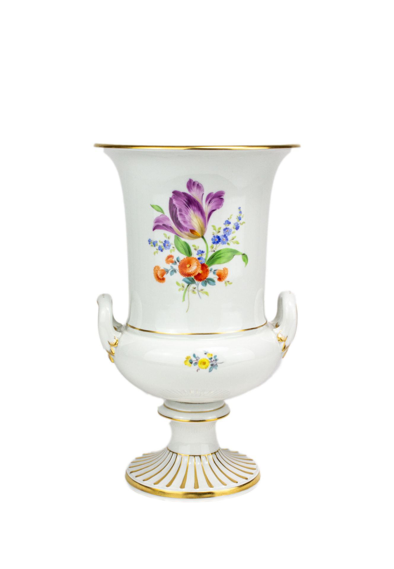 Henkelvase mit Streublumendekor