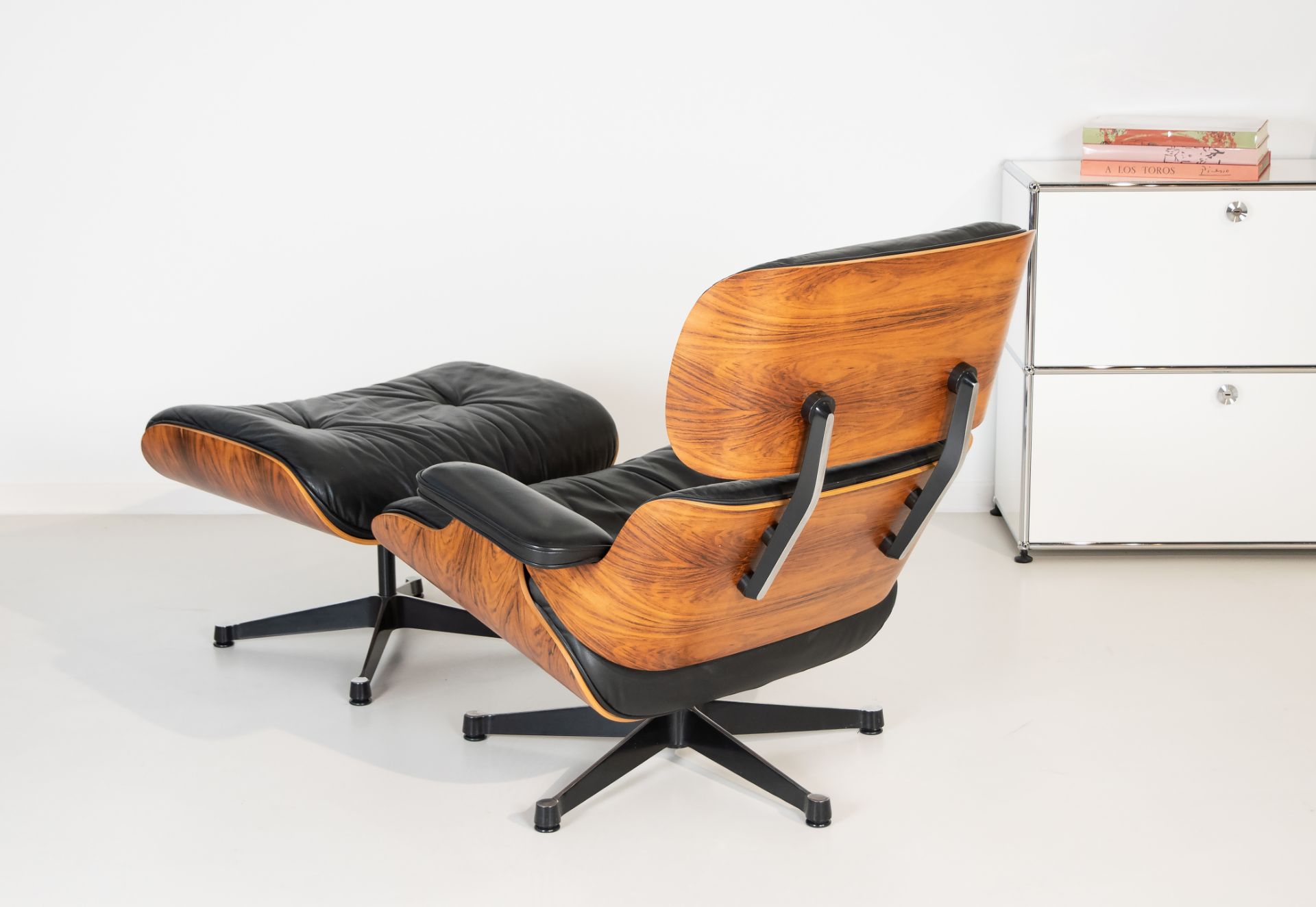 'Lounge Chair & Ottoman', Entwurf von Charles Eames (1907-1978) und Ray Eames (1912-1988) - Bild 3 aus 5