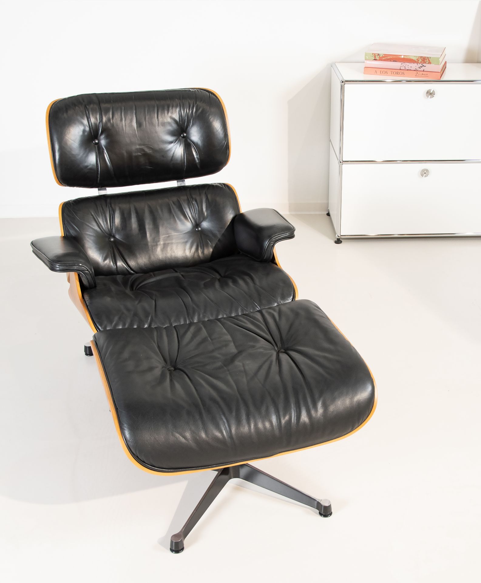 'Lounge Chair & Ottoman', Entwurf von Charles Eames (1907-1978) und Ray Eames (1912-1988) - Bild 5 aus 5