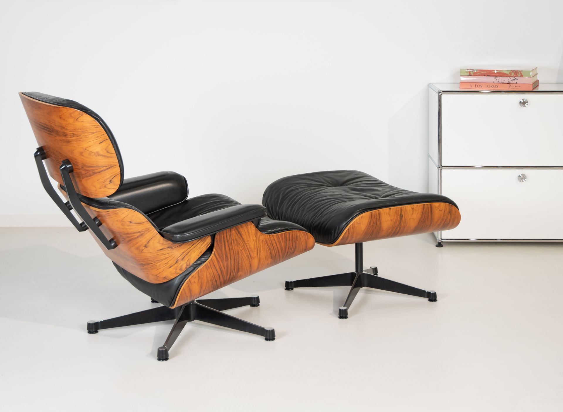 'Lounge Chair & Ottoman', Entwurf von Charles Eames (1907-1978) und Ray Eames (1912-1988) - Bild 2 aus 5