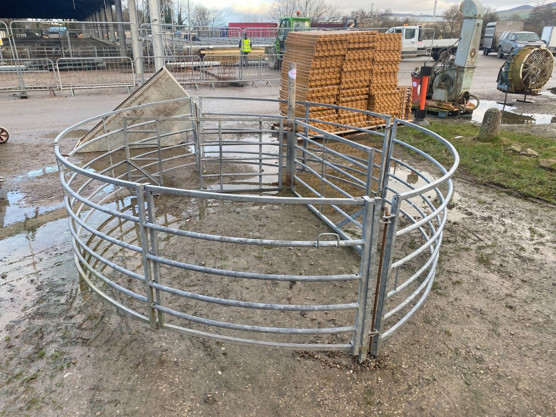 CIRCULAR SHEEP PENS