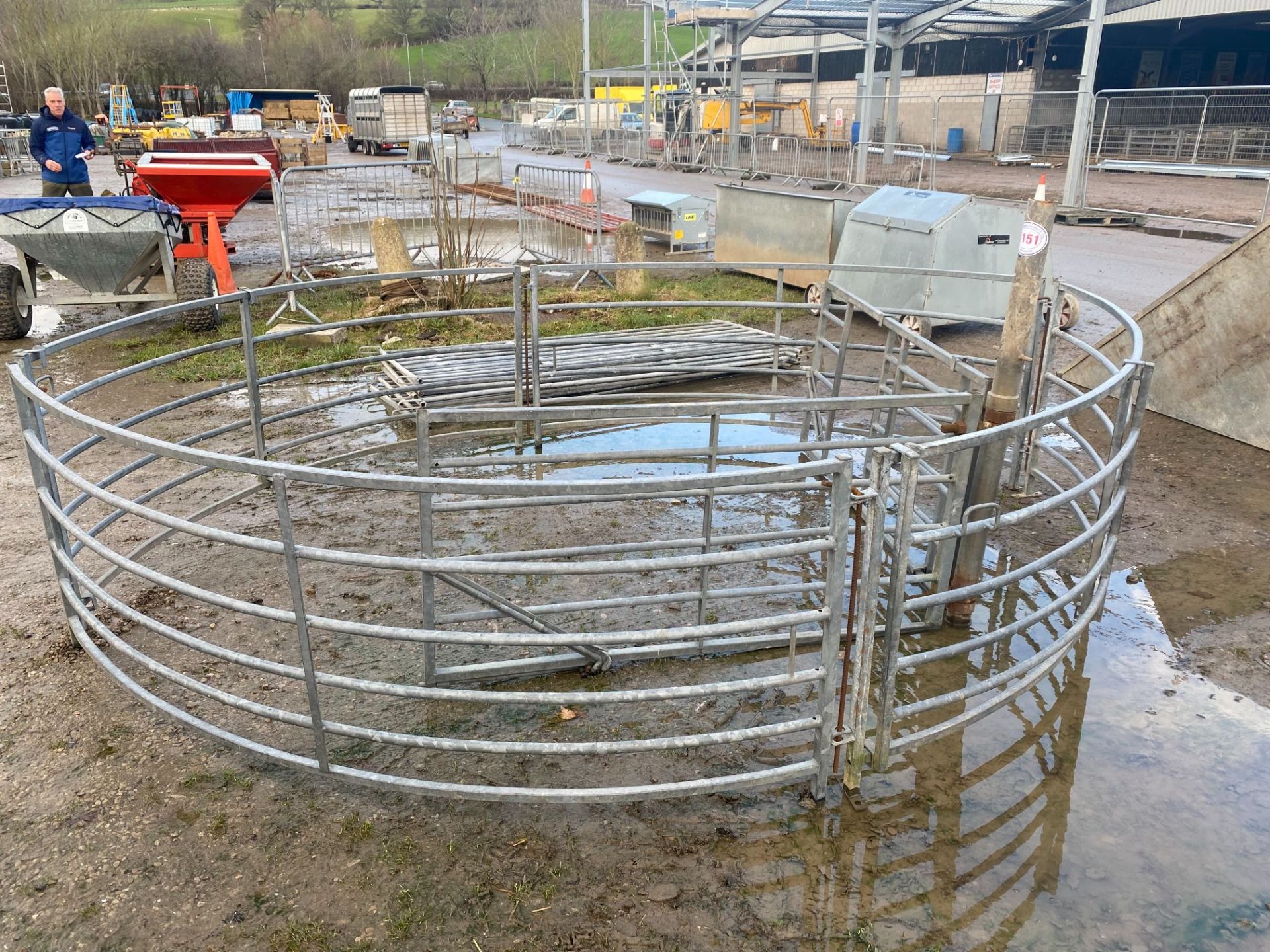 CIRCULAR SHEEP PENS - Image 2 of 2