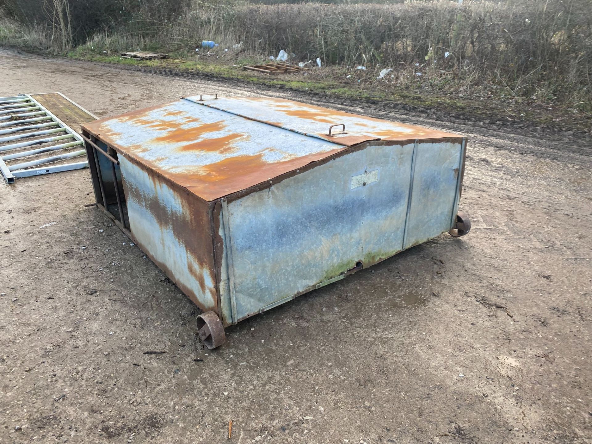 DOUBLE SIDED LAMB CREEP FEEDER - Image 2 of 3