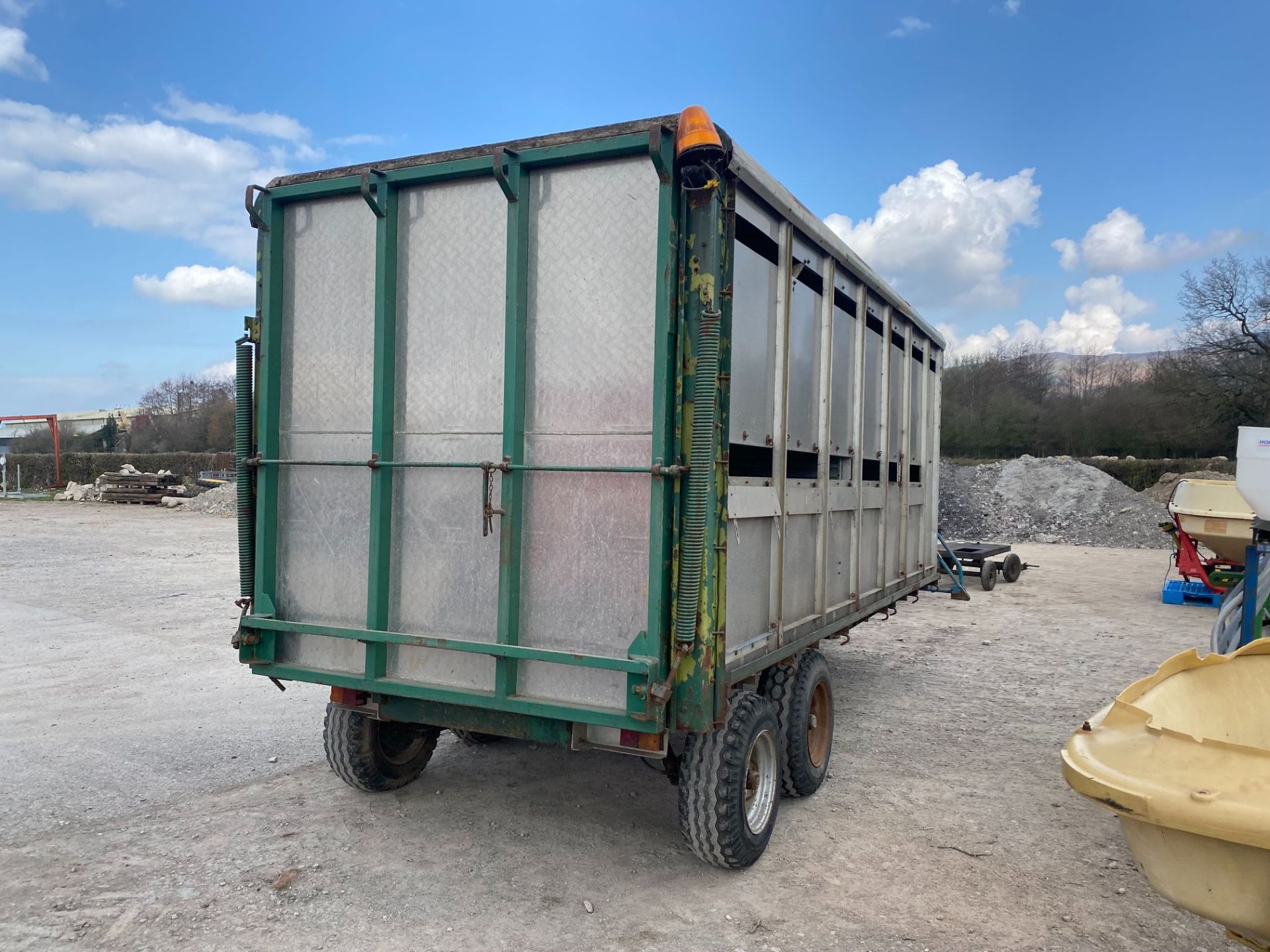 LIVESTOCK BOX & TRAILER 16ft - Image 2 of 3