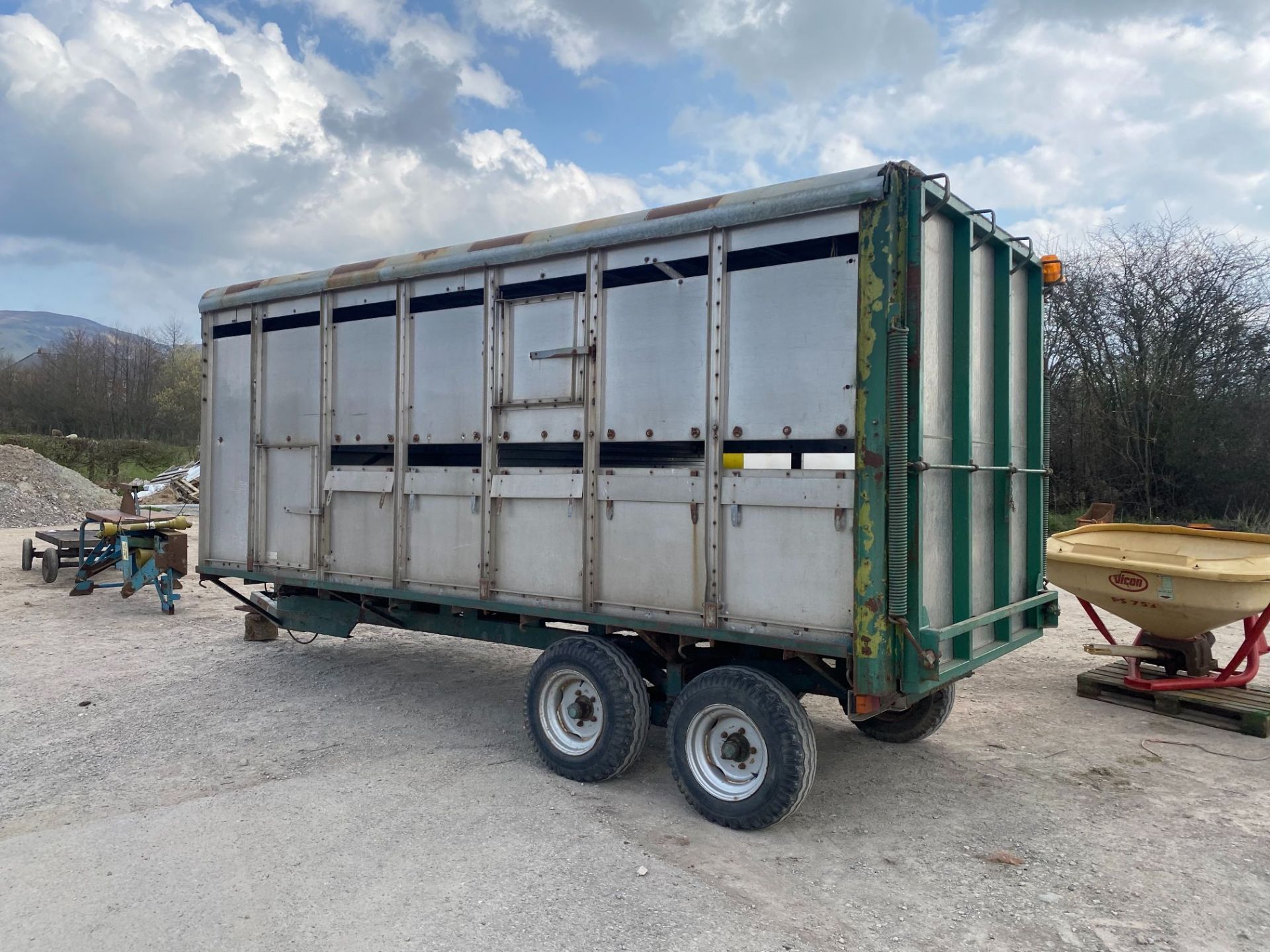 LIVESTOCK BOX & TRAILER 16ft