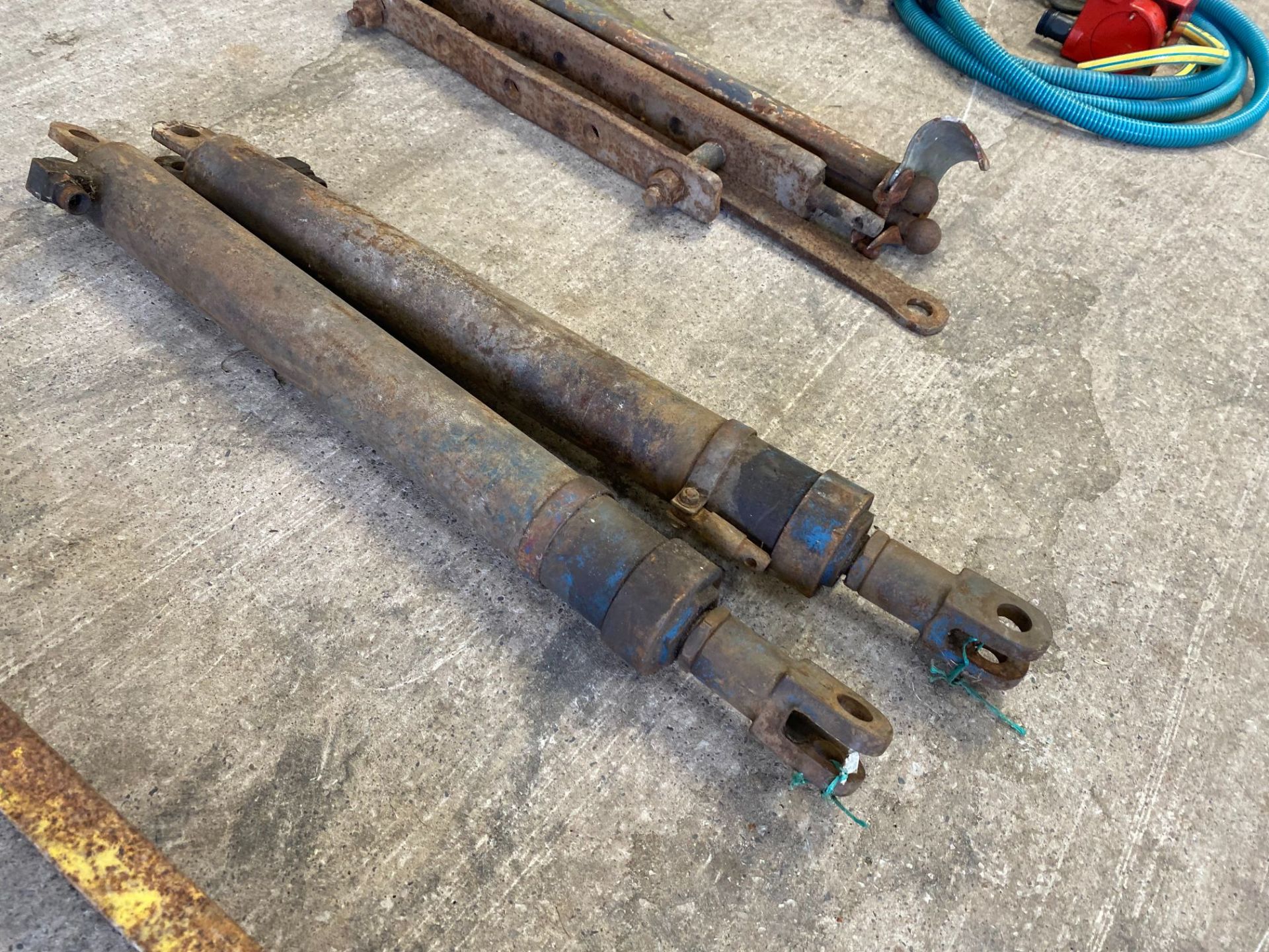 2 X HYDRAULIC RAMS