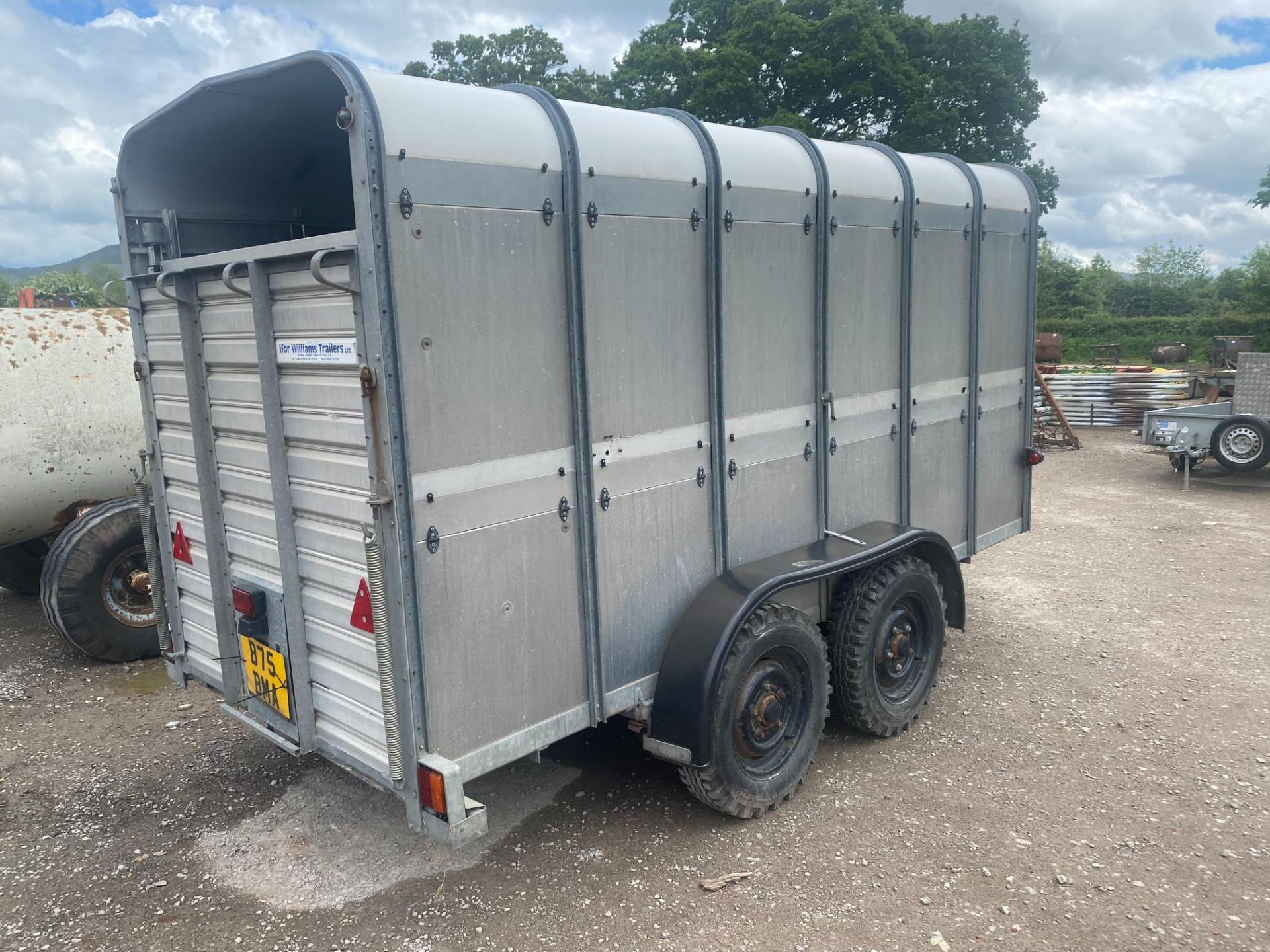 IWMS TWIN AXLE LIVESTOCK TRAILER 12FT - Image 2 of 3