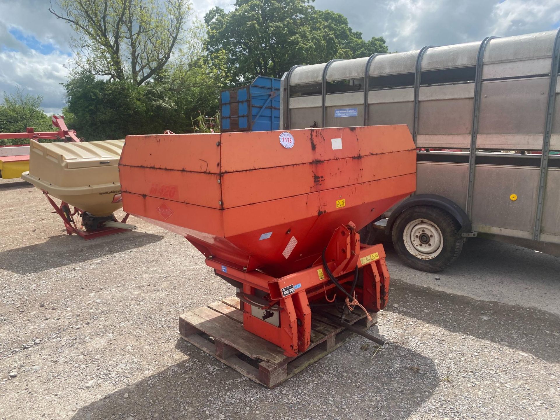 KUHN MDS 932 K2 FERT SPINNER C/W PTO - Image 2 of 3