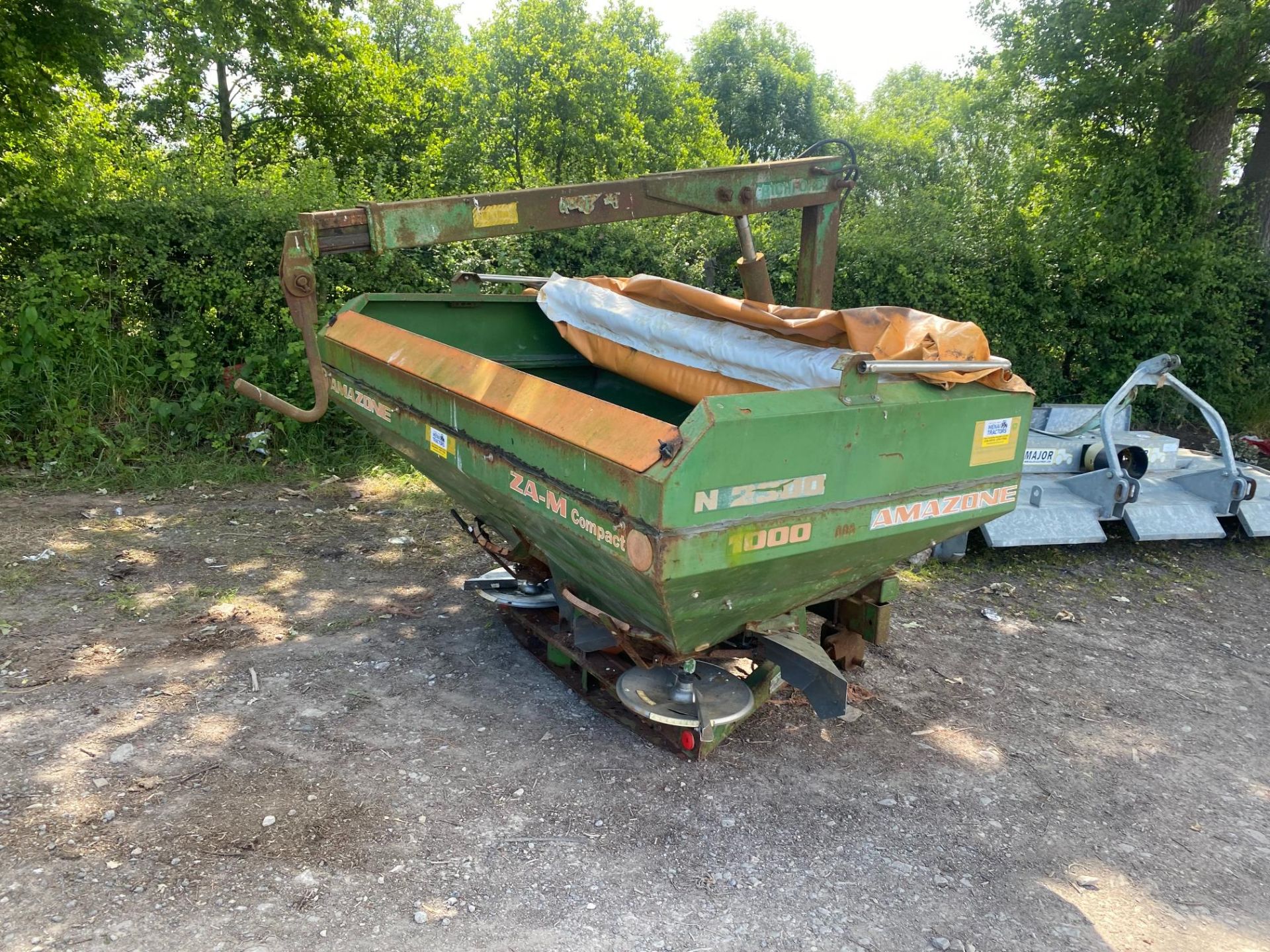 AMAZON FERT SPREADER WITH CRANE PTO(GWO) - Image 3 of 3