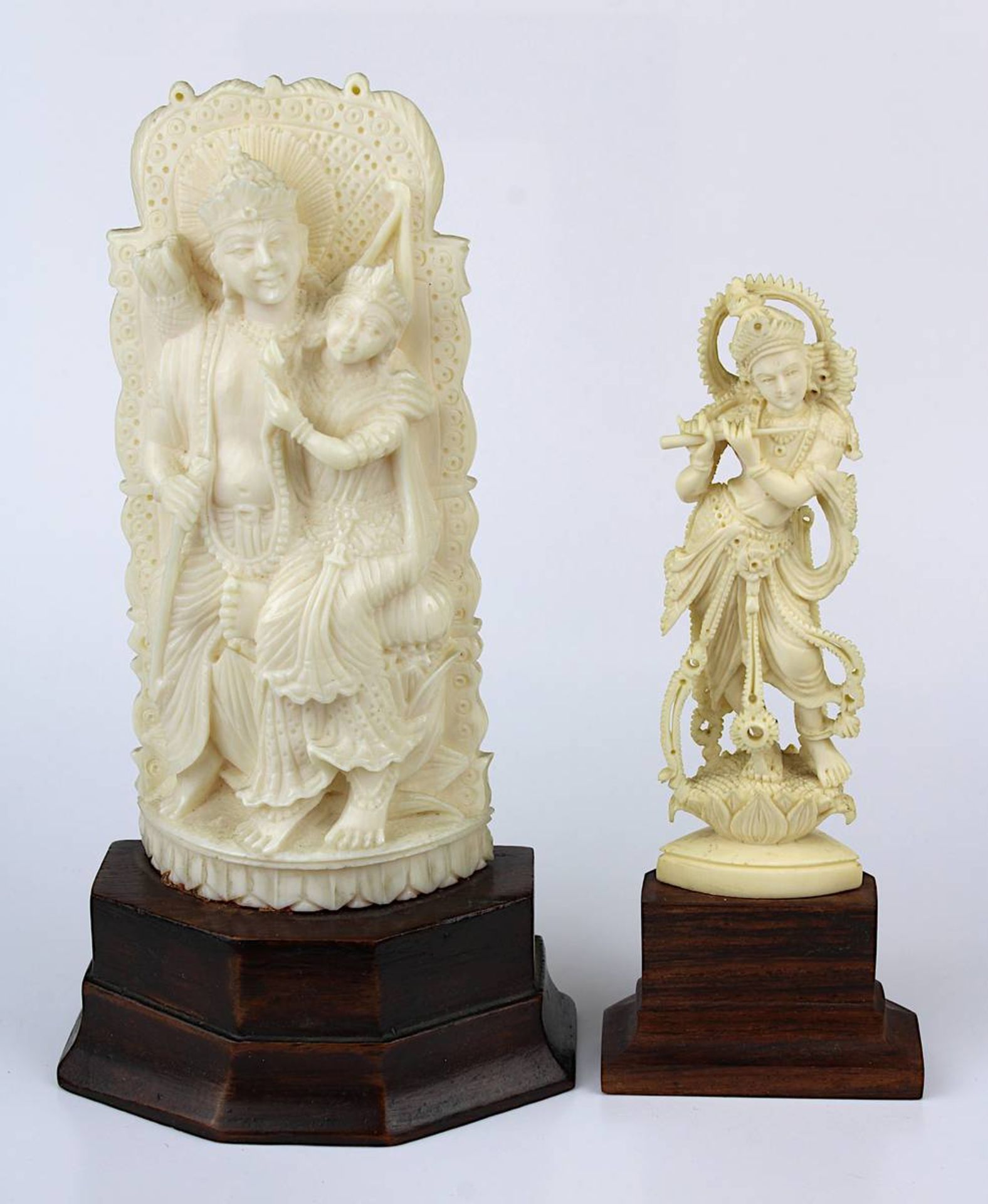 2 kleine Elfenbeinfiguren, Indien 1. H. 20. Jh.: Rama und Sita auf dem Thron sitzend, halbrunde