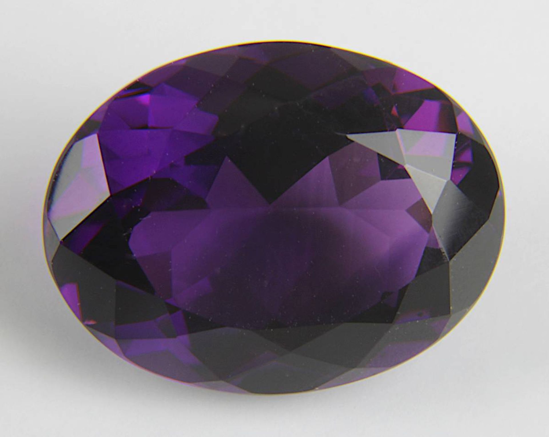 Violetter Turmalin (wohl), 15,7 x 12,2 mm, T 8,9 mm, vvsi, ca. 9,00 ct. 3069-035