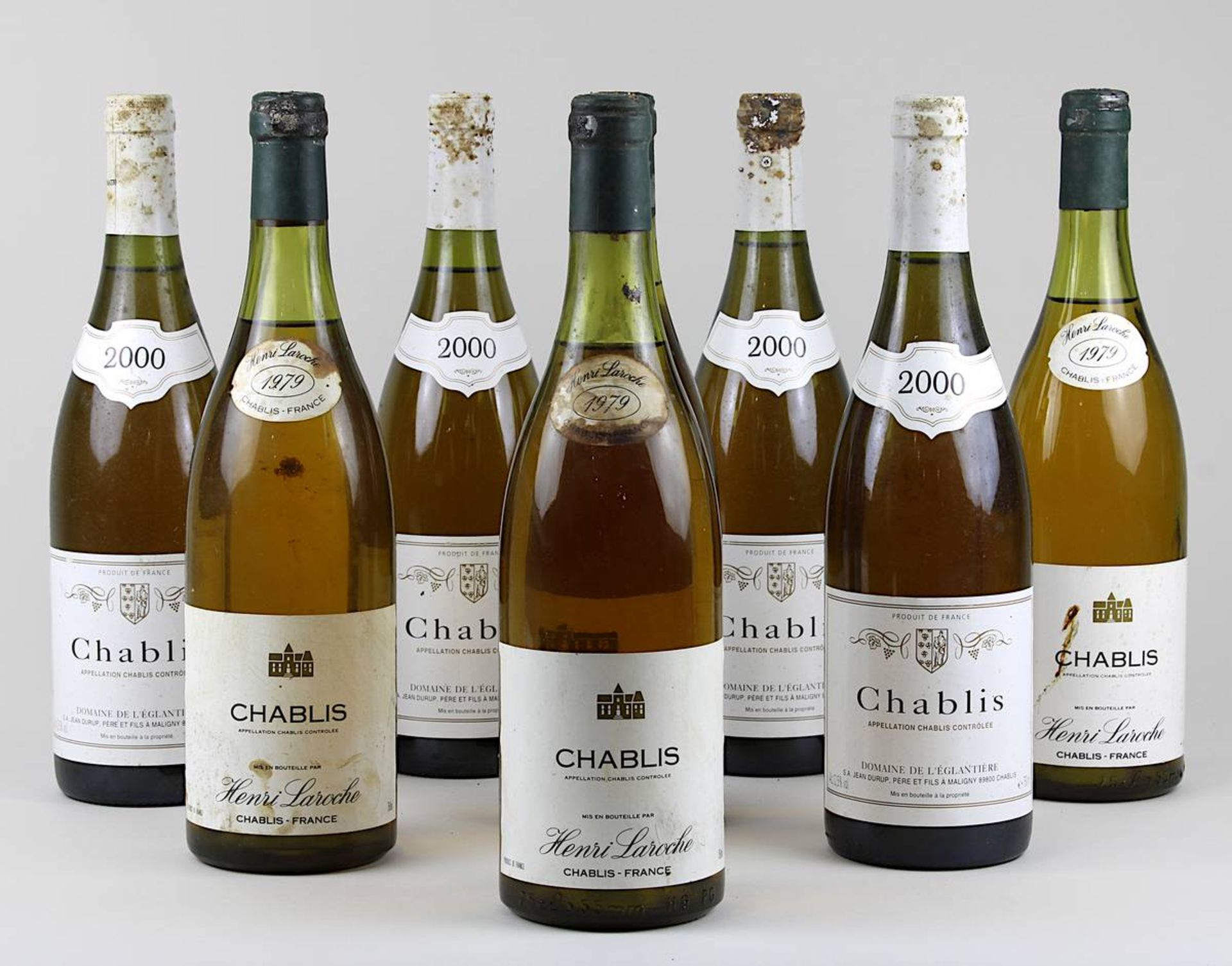 Acht Flaschen Chabli: vier Flaschen 1979er Henri Laroche, vier Flaschen 200er Chablis Domaine de l'
