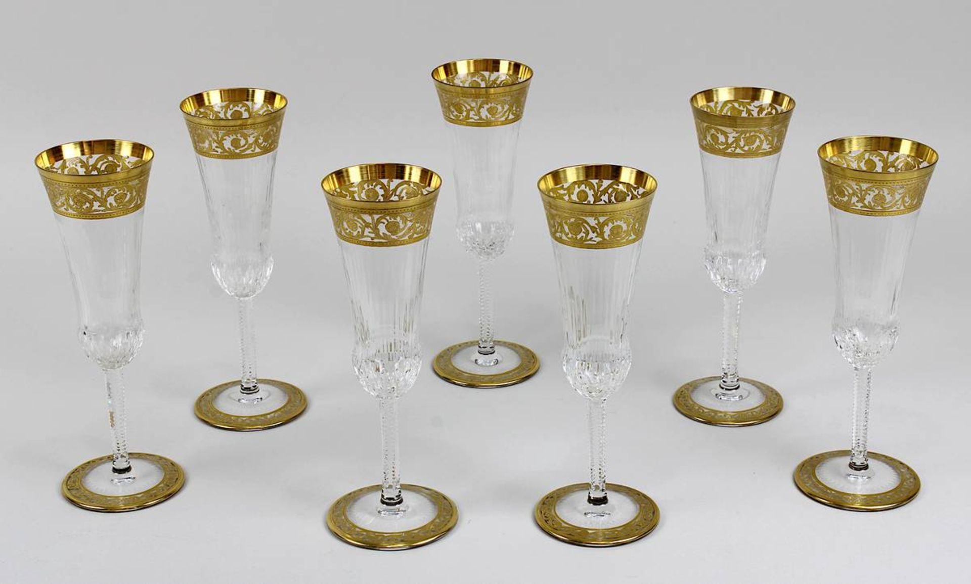 Sieben Champagnerflöten, Saint Louis, Modell Thistle Gold, farbloses Kristallglas, fein geschliffen,