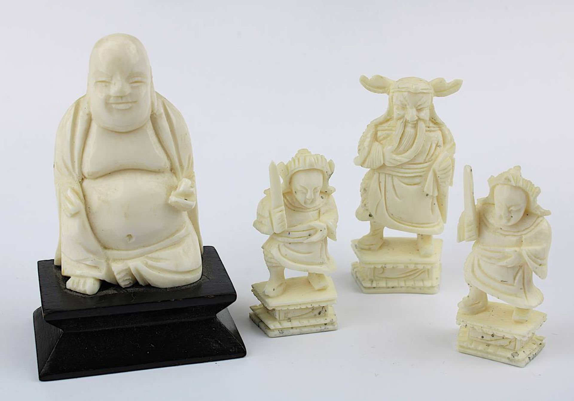 4 kleine chinesische Elfenbeinfiguren: 3 Krieger und 1 sitzender Glücksbuddha, 1. H. 20. Jh., jew.