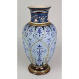 Villeroy & Boch Chromolith-Vase mit floralem Dekor, Mettlach um 1891, Keramik, heller Scherben,
