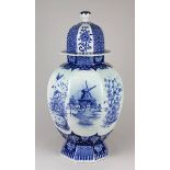 Villeroy & Boch Deckelvase nach Delfterart, Mettlach um 1920, achtwandiger Keramikkorpus, heller