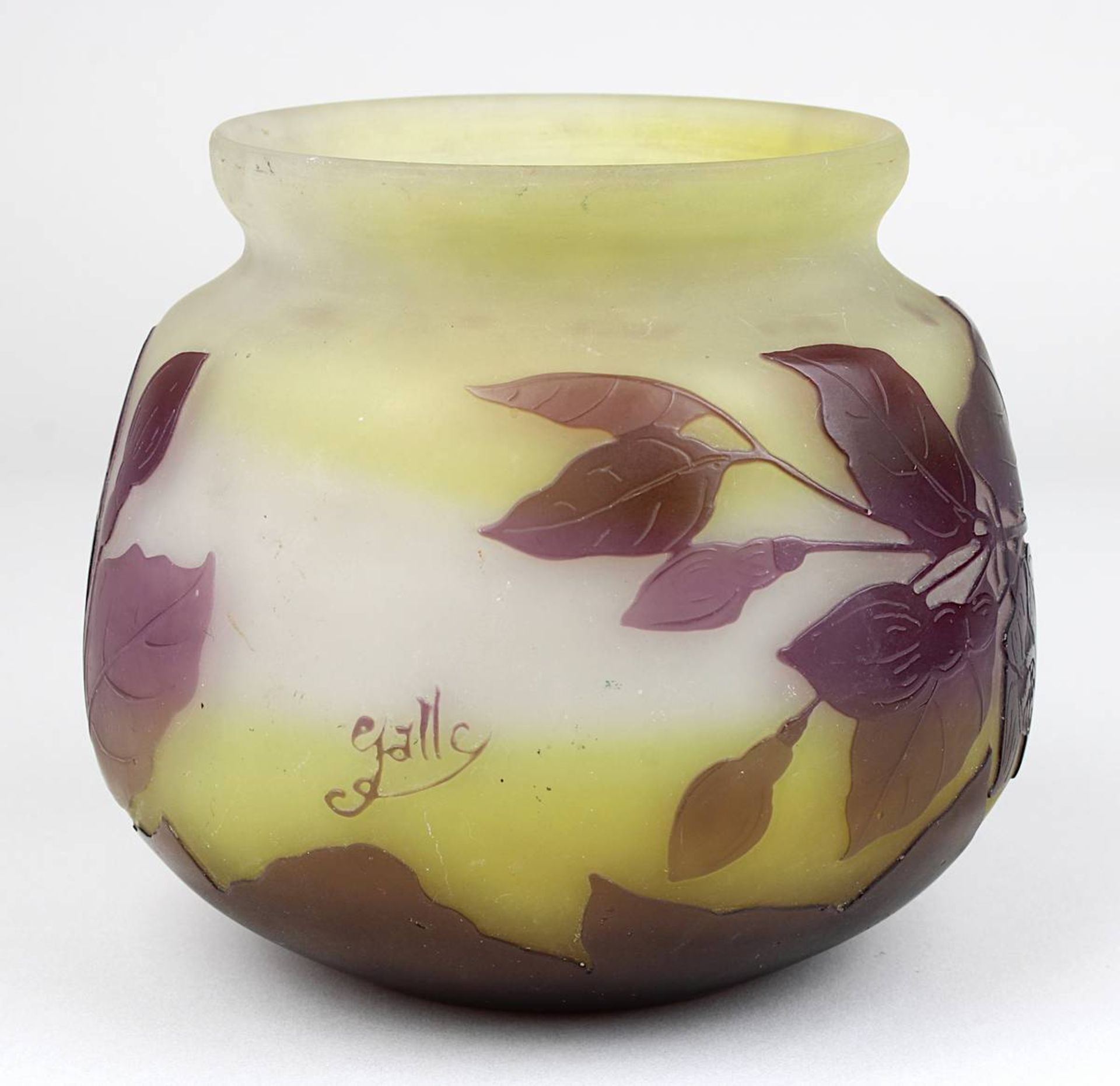 Gallé Jugendstil-Vase mit Fuchsiendekor, Nancy um 1920, matt geätzter Klarglaskorpus innen gelb - Image 4 of 4