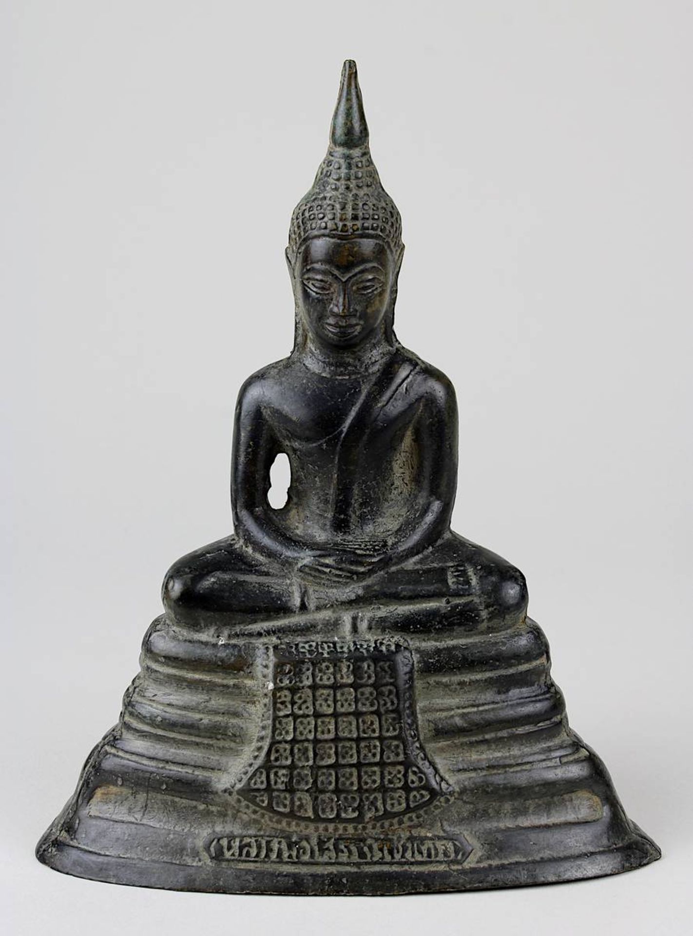 Bronze-Buddha, Siam 19. Jh., vollplastische Figur im Lotussitz, auf hohem getrepptem Sockel, auf der