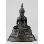 Bronze-Buddha, Siam 19. Jh., vollplastische Figur im Lotussitz, auf hohem getrepptem Sockel, auf der