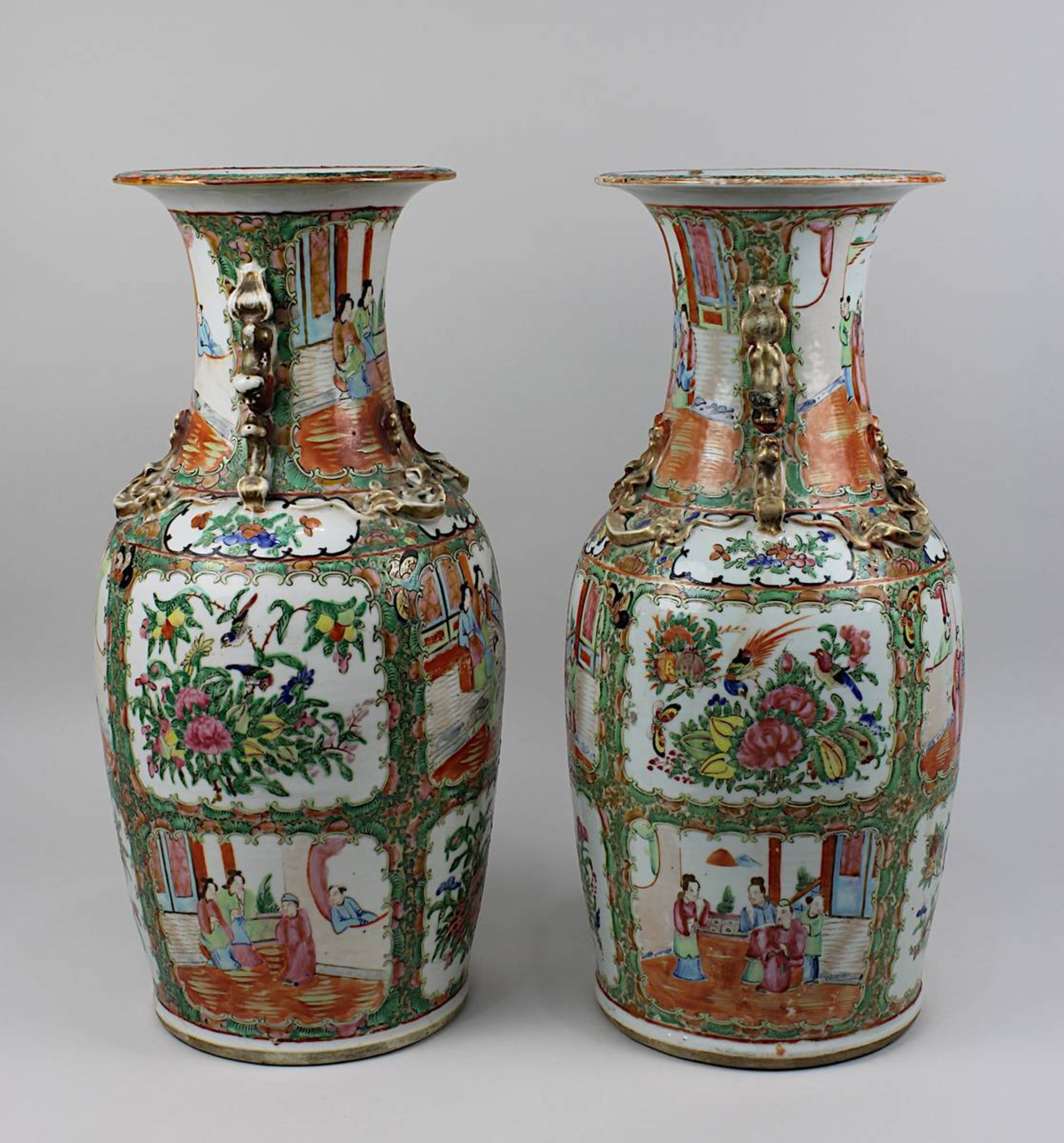 Paar Vasen famille rose, China 19. Jh., Porzellan weißer Scherben, leicht seladonfarben glasiert, - Bild 4 aus 6