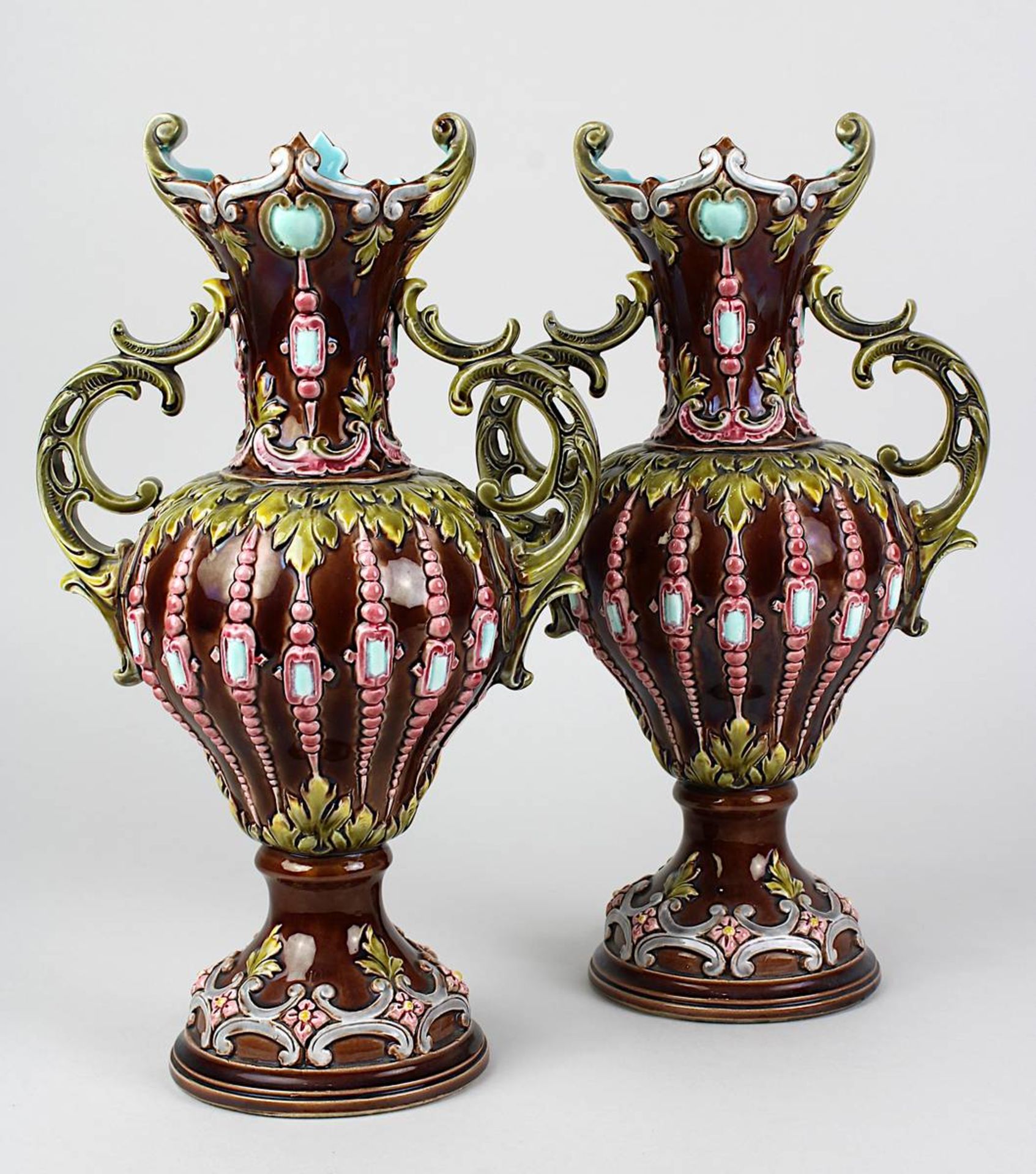 Paar Historismus-Keramikvasen mit reliefiertem floralem Dekor, Krause R. M. in Schweidnitz um