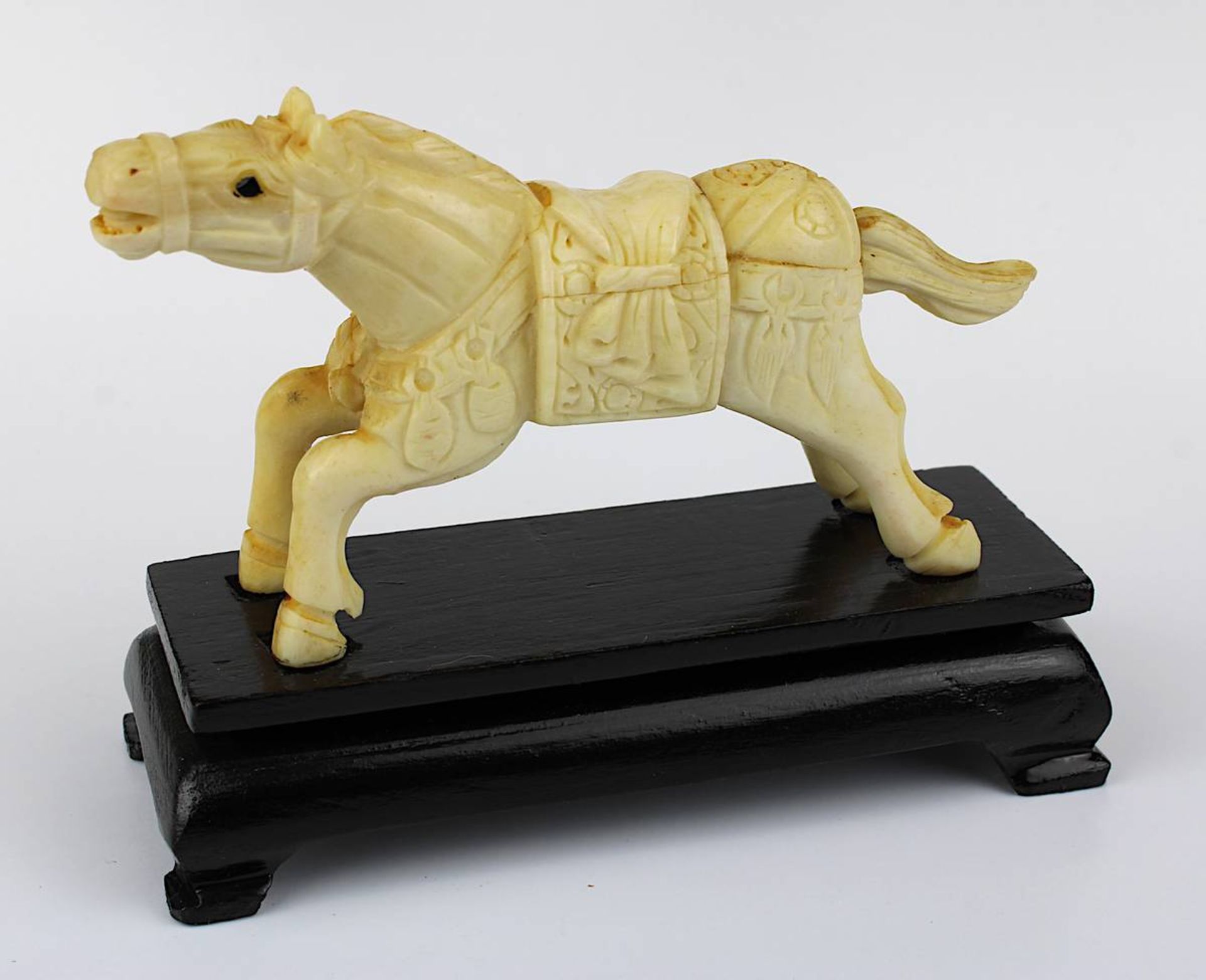 Kleine Pferdefigur aus Elfenbein, China 1. H. 20. Jh., aus einem Stück geschnitzt, H 4,5 cm, L 10