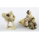 2 Elfenbein-Miniaturen, Erotika, Japan 1. H. 20. Jh.: Kopulierendes Paar, aus einem Stück fein