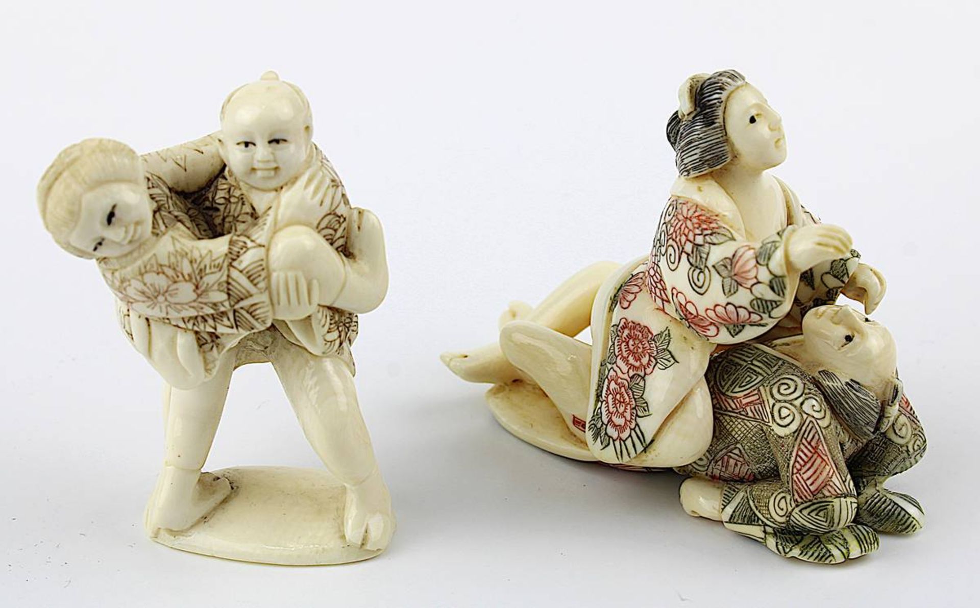 2 Elfenbein-Miniaturen, Erotika, Japan 1. H. 20. Jh.: Kopulierendes Paar, aus einem Stück fein