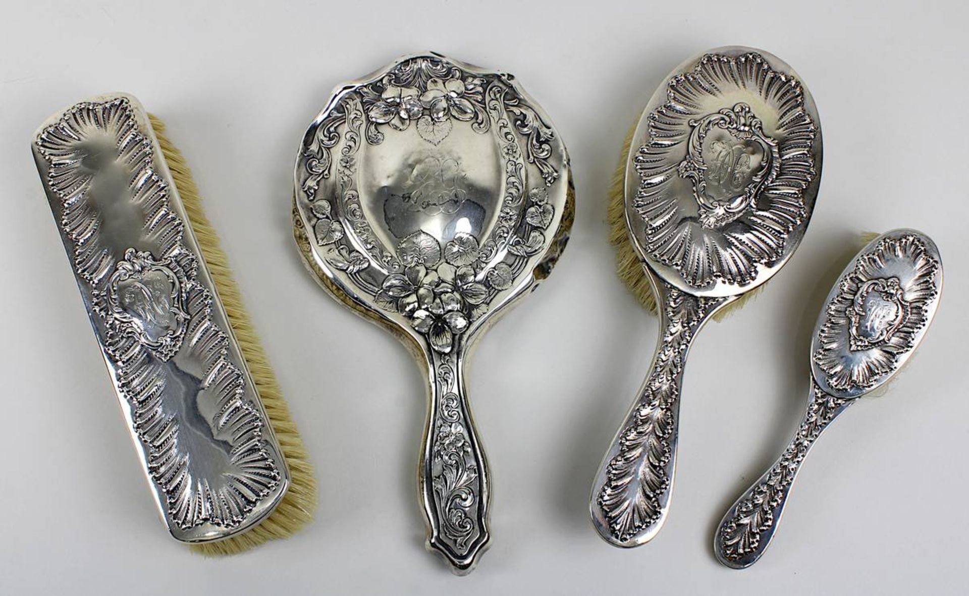 Drei Bürsten u. ein Handspiegel mit Silberummantelung, meist Frankreich um 1900, die Bürsten mit