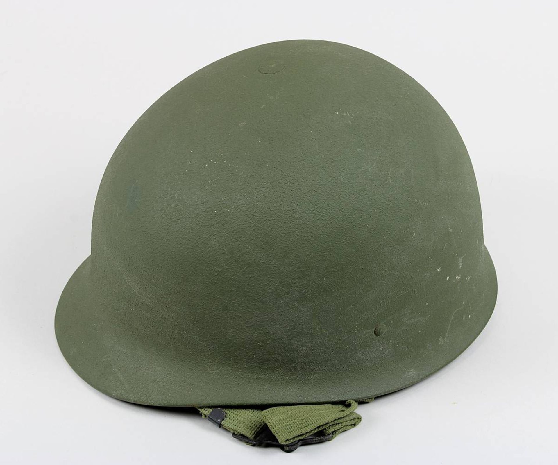 Helm Deutsche Bundeswehr, 1960er Jahre, grün lackierter Stahl, innen gemarkt VDN = Vereinigte