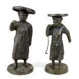 Zwei Bronzefiguren, wohl Bauern, China um 1900, jeweils mit kleiner Schale auf dem Kopf (lose), Höhe
