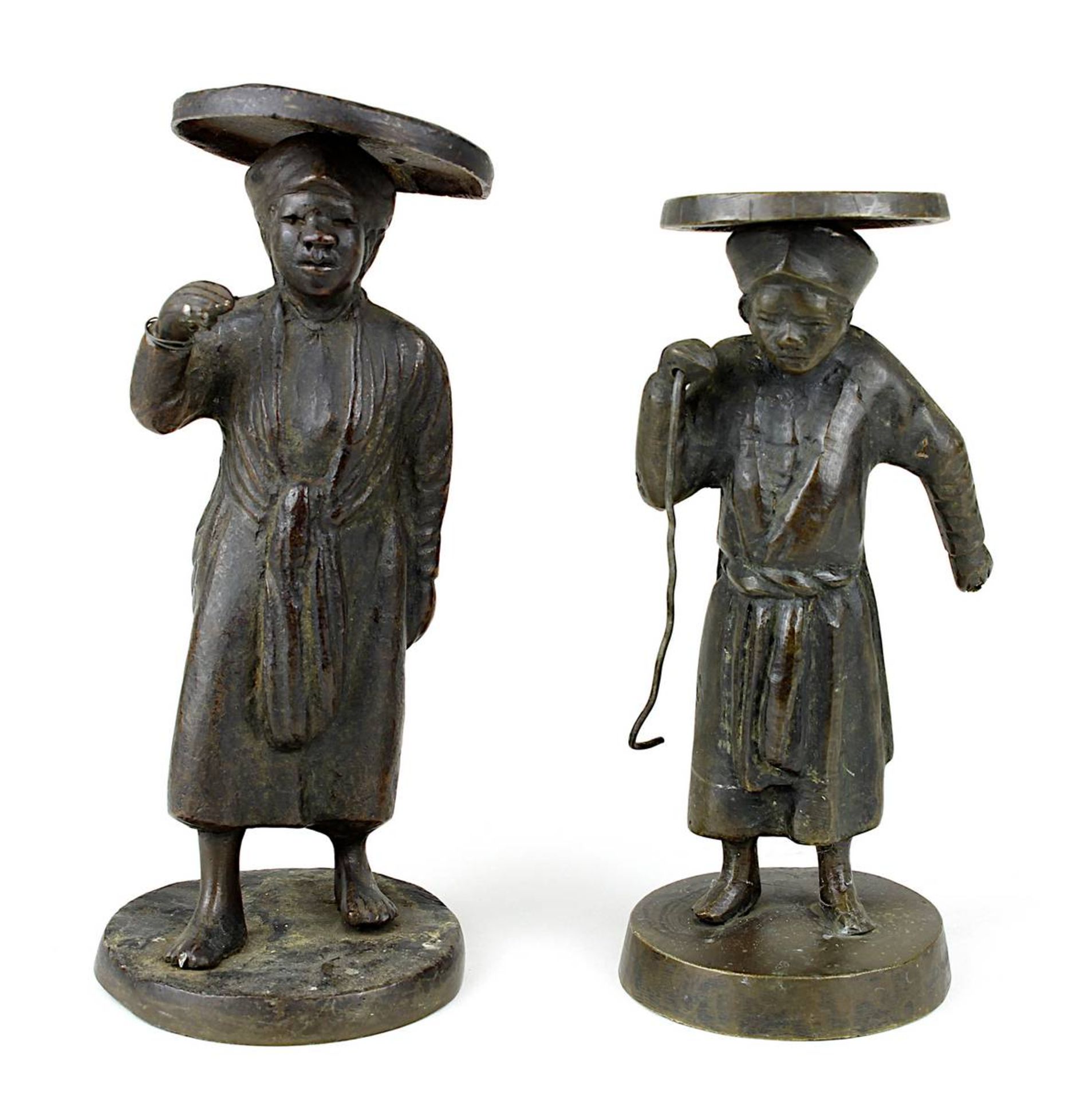 Zwei Bronzefiguren, wohl Bauern, China um 1900, jeweils mit kleiner Schale auf dem Kopf (lose), Höhe