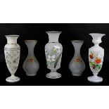 Fünf Alabasterglasvasen, Nordböhmen um 1880, außen matt geätzt, mit Blumendekor bzw. ein Paar mit