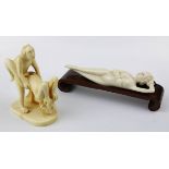 2 Elfenbein-Miniaturen, Erotika, China 1. H. 20. Jh.: Liegender weiblicher Akt, auf bettartigem