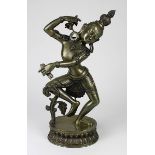Tanzende Dakini, Nepal 20. Jh., große Figur aus Messingguss, auf einem Lotussockel tanzend, in der