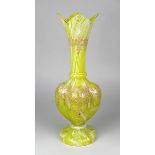 Große Loetz Vase, gelbes Achatglas, Böhmen um 1890, vierpassig gebauchter Korpus mit langem Hals,