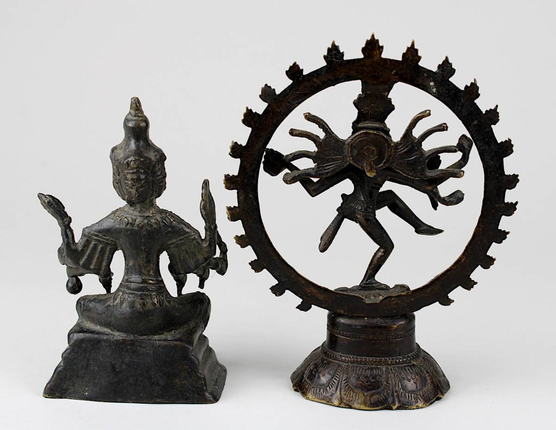 Zwei hinduistische Götterfiguren, Indien 20. Jh., aus Bronze, eine Shiva-Figur in Nataraja- - Bild 2 aus 3