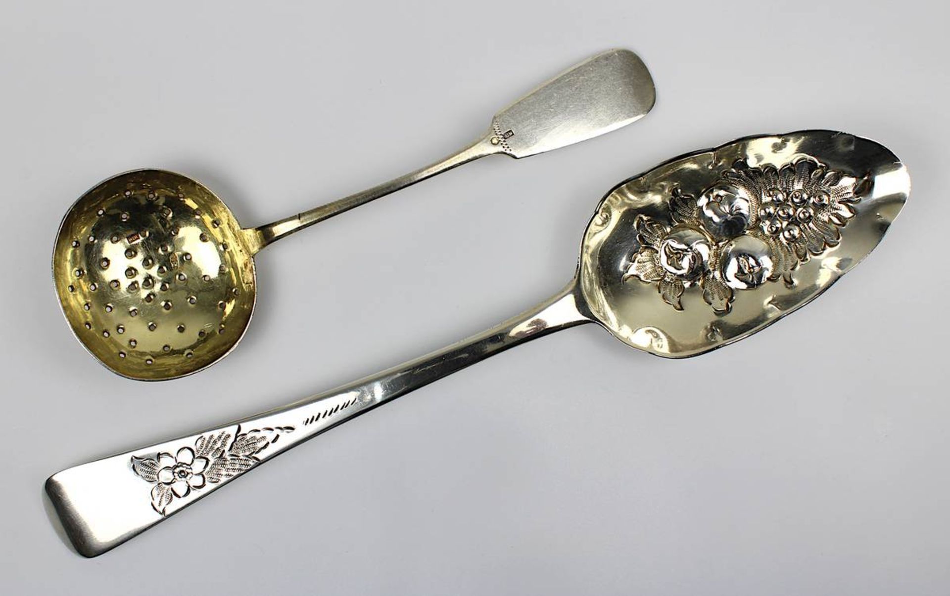 Berry Spoon-Vorlegelöffel, England, London 1795, u. Streulöffel, Russland um 1910, beide aus Silber,