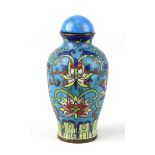 Cloisonné-Snuffbottle, China um 1900, urnenförmiger Korpus aus Kupfer, mit farbigem floralem