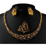 Dreiteilige Gelbgold-Brillant-Garnitur, Collier am Verschluss bez. Grosse Pforzheim (Henkel &