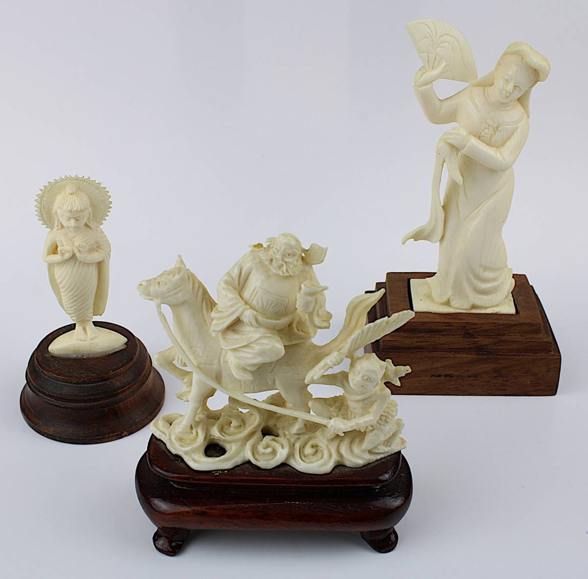 Drei kleine Elfenbeinfiguren, Asien 1. Hälfte 20. Jh.: Chinesische Dame mit Fächer, an der linken