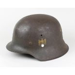 Stahlhelm M42 der Kriegsmarine, Deutsches Reich 1933-45, mit einem Dekor, Oberfläche mit Resten