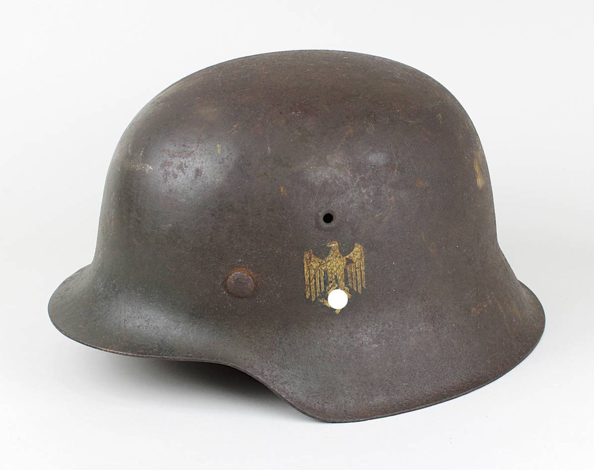 Stahlhelm M42 der Kriegsmarine, Deutsches Reich 1933-45, mit einem Dekor, Oberfläche mit Resten