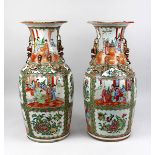 Paar Vasen famille rose, China 19. Jh., Porzellan weißer Scherben, leicht seladonfarben glasiert,