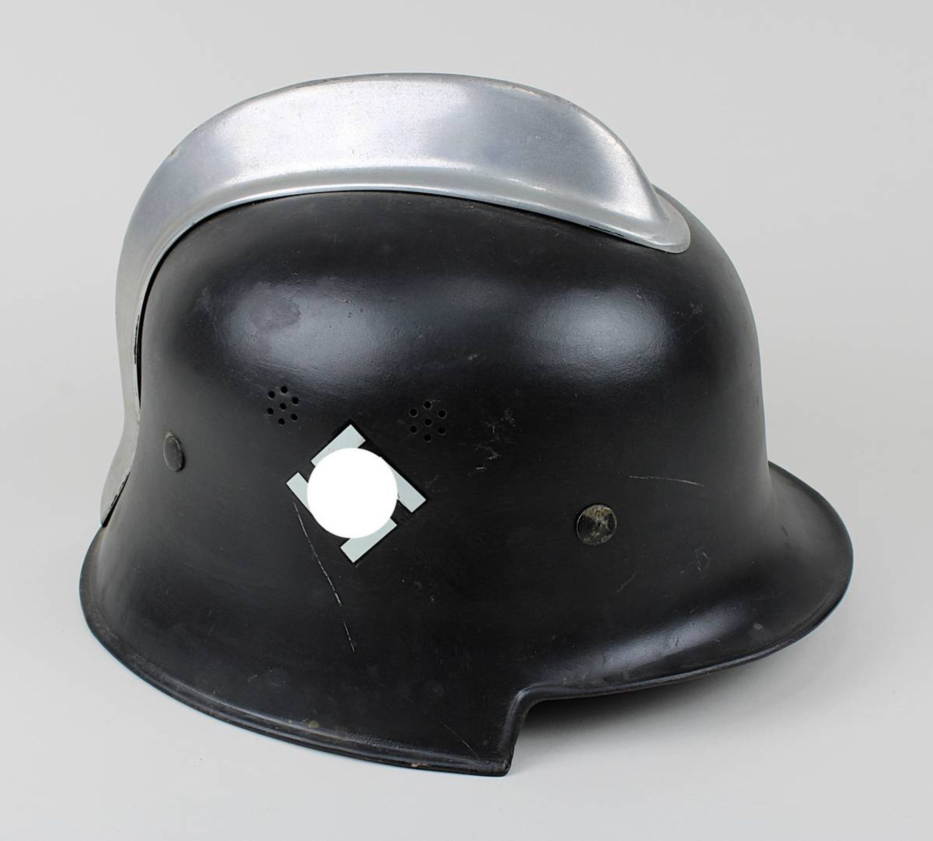 Helm der Feuerlöschpolizei, Deutsches Reich 1933-45, mit Ziegelbrecher, M34, neu lackiert und neue