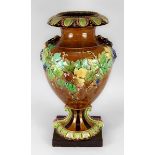 Prunkkeramikvase mit Weinrankendekor, Frankreich um 1890, balusterförmiger Keramikkorpus,